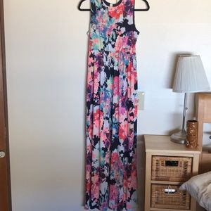 Tropical floral maxi dress with pockets!